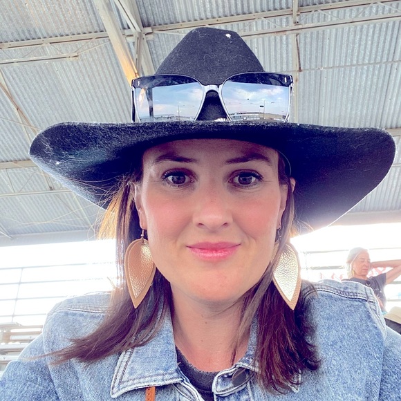 Meet your Posher, Bridget - Picture 2 of 5